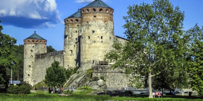 Finlandiya tarihi, antik yerleşimlerden modern bağımsız devlete kadar uzanan bir süreçte, kültürel ve siyasi gelişmelerle şekillenmiştir. İsveç ve Rusya etkisi, bağımsızlık mücadelesi ve modernleşme çabaları, Finlandiya halkının ulusal kimliğini oluşturmuştur.