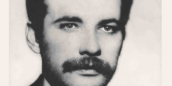 Suni denge, bir sistemin doğal dengesi bozulduktan sonra, dıştan yapılan müdahalelerle geçici olarak sağlanan denge durumudur. Bu tür denge, kalıcı değildir; çünkü sistemin kendi iç yasalarına değil, dış baskılara dayanır. Doğada, ekonomide ve toplumda suni dengeler, genellikle kısa vadede istikrar sağlar ama uzun vadede yeniden dengesizliğe yol açar. Kısacası, suni denge; doğal olmayan, dış güçlerle sürdürülen geçici istikrardır.