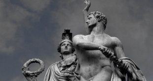 Klasik Yunan mitolojisi, sadece bir inanç sistemi değil, Antik Yunan toplumunun dünya tasavvurunu, etik değerlerini, siyasal yapısını ve sanatsal üretimini şekillendiren bütüncül bir kültürel sistemdir.