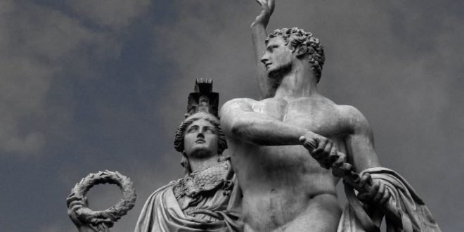 Klasik Yunan mitolojisi, sadece bir inanç sistemi değil, Antik Yunan toplumunun dünya tasavvurunu, etik değerlerini, siyasal yapısını ve sanatsal üretimini şekillendiren bütüncül bir kültürel sistemdir.