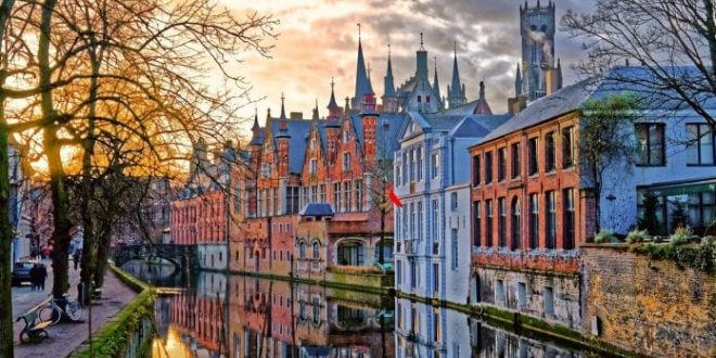 Belçika tarihi, farklı kültürlerin, dillerin ve siyasi güçlerin şekillendirdiği dinamik ve zengin bir mirasa sahiptir. Roma döneminden modern federal devlete kadar geçen süreç, Avrupa’nın genel politik dönüşümlerini yansıtan canlı bir tablodur.