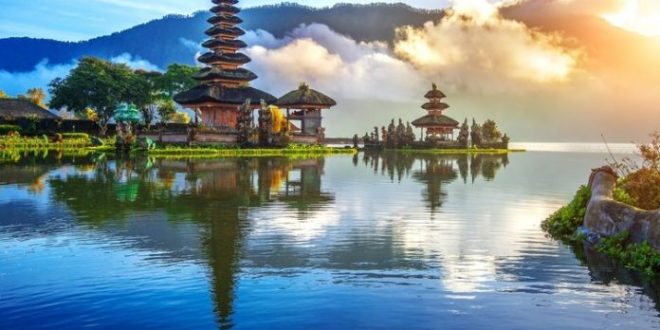 Endonezya tarihi, antik uygarlıklardan modern devlete kadar uzanan, zengin ve çok katmanlı bir geçmişe sahiptir. Stratejik konumu, doğal kaynakları ve kültürel çeşitliliği, tarih boyunca hem ticari hem de politik açıdan önemli bir rol oynamasını sağlamıştır.