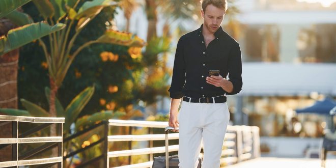 Erkekler için iyi bir gün geçirmek, hem fiziksel hem de zihinsel ve sosyal açıdan denge kurmakla mümkündür. Güne enerjik başlamak, kişisel bakıma önem vermek, fiziksel hareketi ihmal etmemek, zihinsel molalar vermek, sosyal bağları güçlendirmek ve günü planlı geçirmek, günün verimli ve keyifli geçmesini sağlar.
