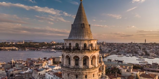 Galata Kulesi, yaklaşık 1500 yılı aşan tarihiyle İstanbul’un en önemli simgelerinden biri olmaya devam etmektedir. Bizans’tan Cenevizlilere, Osmanlı’dan Cumhuriyet’e kadar her dönemde farklı görevler üstlenmiş; savaşlara, depremlere, yangınlara rağmen ayakta kalarak şehrin hafızasına kazınmıştır. Bugün ise geçmiş ile günümüz arasında köprü kuran bir kültür mirası niteliği taşır.