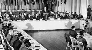 Bretton Woods Anlaşması, II. Dünya Savaşı sonrası uluslararası düzeni yeniden kuran, dünya ekonomisine istikrar kazandırmayı hedefleyen ve modern finansal kurumların temelini atan tarihi bir dönüm noktasıdır. Sabit kur sisteminin 1970’lerde çökmesine rağmen, kurduğu kurumlar ve belirlediği ilkeler günümüzde hâlâ küresel ekonominin omurgasını oluşturmaktadır.