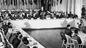 Bretton Woods Anlaşması, II. Dünya Savaşı sonrası uluslararası düzeni yeniden kuran, dünya ekonomisine istikrar kazandırmayı hedefleyen ve modern finansal kurumların temelini atan tarihi bir dönüm noktasıdır. Sabit kur sisteminin 1970’lerde çökmesine rağmen, kurduğu kurumlar ve belirlediği ilkeler günümüzde hâlâ küresel ekonominin omurgasını oluşturmaktadır.