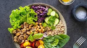 Vegan beslenme; etik, çevresel ve sağlık motivasyonlarıyla yaygınlaşan, tamamen bitkisel gıdalara dayalı bir beslenme modelidir. Doğru planlandığında sağlıklı, sürdürülebilir ve bilinçli bir yaşam tarzının parçası olabilir. Ancak her bireyin beslenme gereksinimleri farklı olduğundan, vegan beslenmeye geçişte beslenme uzmanı desteği almak yararlı olabilir.