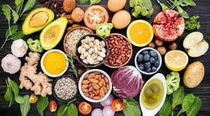 Vitaminler, yaşamın sürdürülebilmesi için vazgeçilmez olan, metabolizmanın düzenlenmesinde kilit rol oynayan organik bileşiklerdir. Doğru ve dengeli beslenme sayesinde vücudun vitamin ihtiyacı karşılanabilir. Hem eksiklik hem de aşırılık durumlarında sağlık sorunları görülebileceğinden, vitamin alımı bilinçli bir şekilde yönetilmelidir.