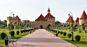 Moldova tarihi; Romalıların, Slavların, Türklerin, Rusların ve Rumenlerin izlerini taşıyan çok katmanlı bir yapı sergiler. Orta Çağ’da bölgesel bir prenslik olarak doğan Moldovya, Osmanlı ve Rus imparatorlukları arasında sıkışmış, 20. yüzyılda ise Sovyetler’in etkisi altında kalmıştır. 1991’deki bağımsızlığından sonra Moldova Cumhuriyeti, kimliğini ve uluslararası yönelimini yeniden inşa etme sürecine girmiştir.