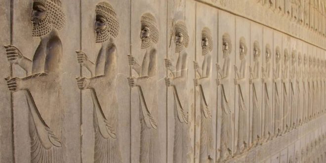 İran tarihi, antik Medlerden Ahameniş ve Sasani imparatorluklarına, İslam fethinden modern İslami Cumhuriyet’e kadar uzanan zengin ve çok katmanlı bir süreçtir. Pers kültürü, Şii İslam ve modern politik gelişmeler, İran’ın hem bölgesel hem de küresel ölçekteki önemini pekiştirmiştir.