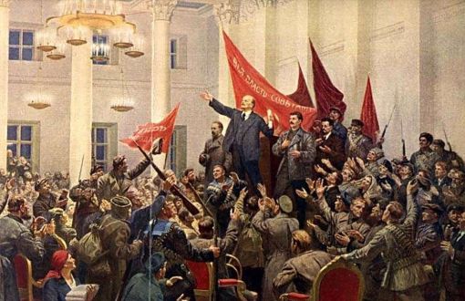 1917 Rus Devrimi, Çarlık rejiminin sona ermesinden Sovyetler Birliği’nin kuruluşuna kadar uzanan bir dönemi kapsar. Devrim, ekonomik krizler, sınıfsal eşitsizlikler ve I. Dünya Savaşı’nın yarattığı baskılar sonucu ortaya çıkmıştır.