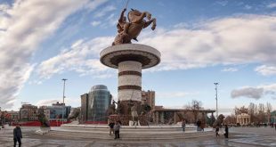 Makedonya tarihi, antik krallıklardan Roma ve Bizans etkisine, Osmanlı yönetiminden modern bağımsız cumhuriyete kadar uzanan zengin ve çok katmanlı bir süreçtir. Büyük İskender’in liderliği, Bizans ve Osmanlı etkileri, Makedonya’nın kültürel ve siyasi kimliğinin oluşmasında belirleyici olmuştur.