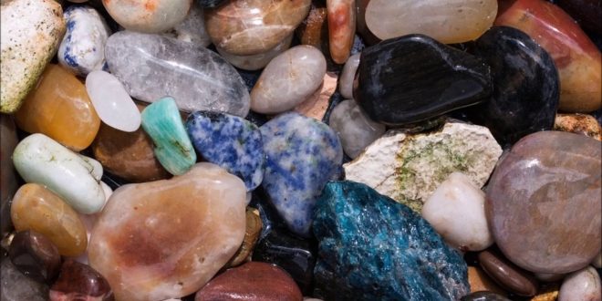 Mineraller, vücudun yapı, işlev ve düzenleme süreçlerinde vazgeçilmez inorganik maddelerdir. Kemik ve diş sağlığından sinir iletimine, enerji metabolizmasından hormon üretimine kadar birçok biyolojik sistemde aktif rol oynarlar. Dengeli ve çeşitli bir beslenme düzeni, mineral ihtiyacının karşılanması için en etkili yöntemdir.