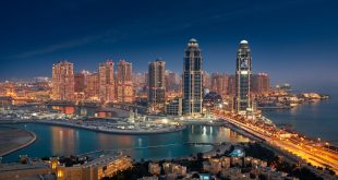 Katar’ın tarihsel yolculuğu, çölün ortasında kabile toplumunun yavaş fakat istikrarlı bir şekilde modern bir devlete dönüşümü olarak özetlenebilir.