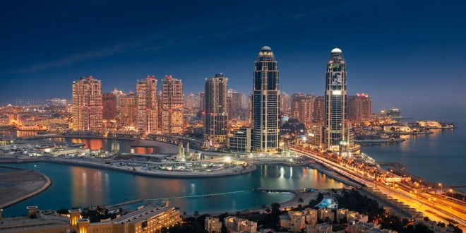 Katar’ın tarihsel yolculuğu, çölün ortasında kabile toplumunun yavaş fakat istikrarlı bir şekilde modern bir devlete dönüşümü olarak özetlenebilir.