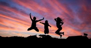 Mutluluk dışarıdan gelen bir hediye değil, içeriden büyüyen bir çiçektir. Zenginlik, başarı veya güç tek başına mutluluğu garanti etmez; asıl önemli olan hayatı nasıl gördüğümüz, neye değer verdiğimiz ve düşüncelerimizi nasıl yönettiğimizdir.