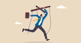 İnsan gelişimi çok yönlü bir süreçtir ve bireyin çevresinden bağımsız düşünülemez. Dış disiplin, bu gelişimin önemli bir parçası olarak bireye yol gösterir, davranışları düzenler, toplumsal uyumu güçlendirir ve özdisiplinin temelini atar. Ancak dış disiplinin etkili olabilmesi için dengeli, tutarlı ve bireyin gelişim düzeyine uygun olması gerekir. Sağlıklı bir dış disiplin, insanın özgüvenli, sorumlu, kendini yönetebilen ve topluma uyum sağlayan bir birey olarak yetişmesine katkı sağlar.