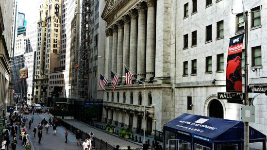New York bankerleri, ABD’nin ekonomik gücünün ve küresel finansın şekillenmesinde merkezi bir rol oynamaktadır. Wall Street, JPMorgan Chase, Goldman Sachs ve diğer büyük bankalar, uluslararası ticaret, yatırım ve finansal yenilik alanlarında küresel ekonominin temel aktörleri olarak önemini sürdürmektedir.