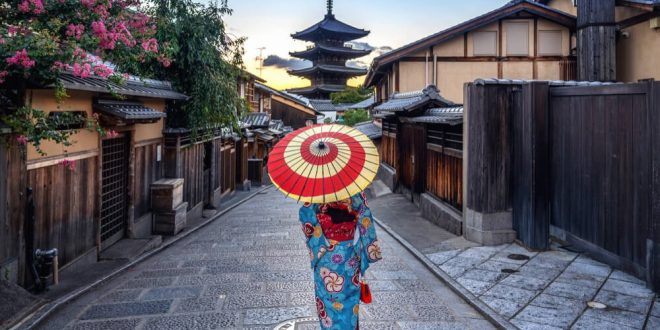 Modern Japon kültürü, geleneksel değerler, modernleşme, küreselleşme ve teknolojik gelişmelerin birleşimiyle şekillenmiştir.