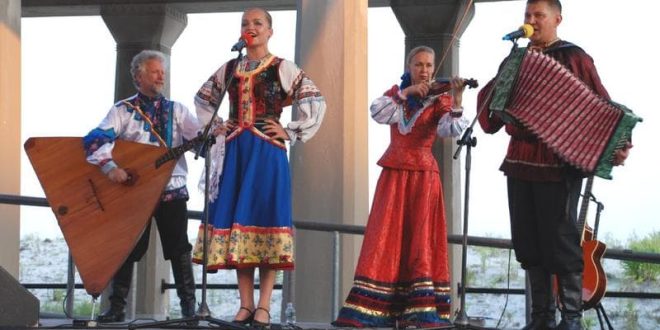 Modern Rus kültürü, tarihsel miras, Sovyet deneyimi ve küresel etkileşimler sayesinde zengin, çok katmanlı ve dinamik bir yapı sergiler. Edebiyat, sanat, müzik ve popüler kültürde hem geleneksel değerler korunmuş hem de modern ve küresel etkiler benimsenmiştir.