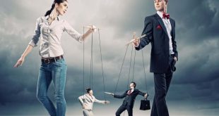 Manipülasyon, başkalarının davranışlarını ve düşüncelerini kendi çıkarı doğrultusunda etkileme yöntemidir. Sosyal ilişkilerden ekonomiye, siyasetten medyaya kadar farklı alanlarda görülebilir.