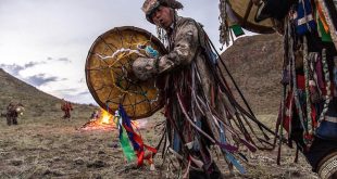 Şamanizm, insanlığın doğa, yaşam, ölüm ve ruhani dünya ile kurduğu en eski düşünce sistemlerinden biridir. Yazılı kurallardan çok deneyime, kolektif hafızaya ve doğa ile uyuma dayanır. Şaman, topluluk için hem koruyucu hem de bilgeliğin taşıyıcısı bir köprü işlevi görür.