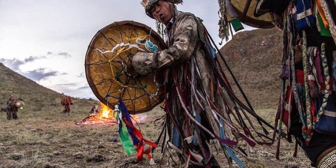 Şamanizm, insanlığın doğa, yaşam, ölüm ve ruhani dünya ile kurduğu en eski düşünce sistemlerinden biridir. Yazılı kurallardan çok deneyime, kolektif hafızaya ve doğa ile uyuma dayanır. Şaman, topluluk için hem koruyucu hem de bilgeliğin taşıyıcısı bir köprü işlevi görür.