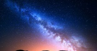 Samanyolu Galaksisi, milyarlarca yıldız ve gezegeni barındıran devasa bir yapıdır. Güneş Sistemi’nin evi olan bu galaksi, sadece astronomi için değil, aynı zamanda insanlığın evrendeki yerini anlaması için de büyük önem taşır.