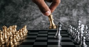 Satranç, farklı kültürlerde zeka ve strateji sembolü olarak görülür. Dünya genelinde turnuvalar düzenlenir ve uluslararası federasyonlar aracılığıyla oyuncular derecelendirilir.