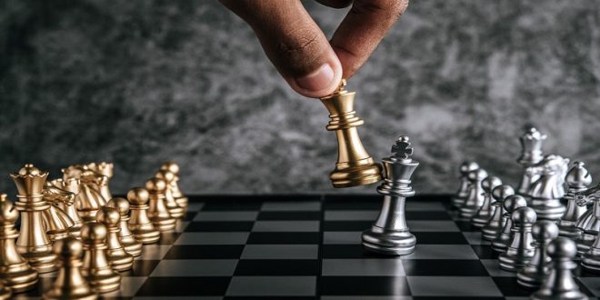 Satranç, farklı kültürlerde zeka ve strateji sembolü olarak görülür. Dünya genelinde turnuvalar düzenlenir ve uluslararası federasyonlar aracılığıyla oyuncular derecelendirilir.