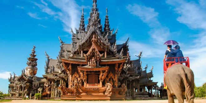 Tayland tarihi, antik krallıklardan modern anayasal monarşiye kadar uzanan, zengin ve çeşitlilik içeren bir süreçtir. Sukhothai ve Ayutthaya krallıkları, Tay kültürünü ve Budist mirasını şekillendirirken, Bangkok Krallığı ve modern dönem Tayland’ı, ulusal bağımsızlığı ve ekonomik kalkınmayı güvence altına almıştır.