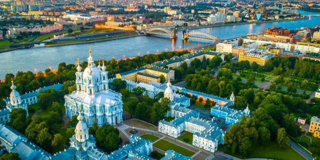 Rusya, tarihsel süreç boyunca devletleşme, kültürel gelişim ve küresel güç olma hedefleriyle şekillenmiştir. Kievan Rus’tan modern Rusya Federasyonu’na kadar uzanan bu süreç, siyasi, ekonomik ve kültürel açıdan çok katmanlı bir miras bırakmıştır.