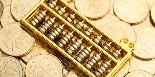 Altın, insanlık tarihinin ilk uygarlıklarından günümüze kadar hem kültürel hem de ekonomik bakımdan önemli bir maden olmayı sürdürmüştür. Antik çağlardan modern finans dünyasına uzanan yolculuğunda altın; değeri sabit, güvenilir ve evrensel kabul gören bir yatırım aracı olarak önemli bir rol üstlenmiştir.