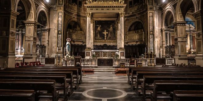 Katolik Kilisesi tarihi, yalnızca bir dini kurumun geçmişi değil; aynı zamanda Avrupa ve dünya tarihinin şekillenmesinde etkili olmuş çok yönlü bir süreçtir. İnanç, siyaset, kültür ve toplumla iç içe gelişen bu tarih, Katolik Kilisesi’nin bugün sahip olduğu evrensel kimliğin temelini oluşturmuştur. Kilise, köklü geleneği ile modern dünya arasında denge kurmaya çalışarak varlığını sürdürmektedir.
