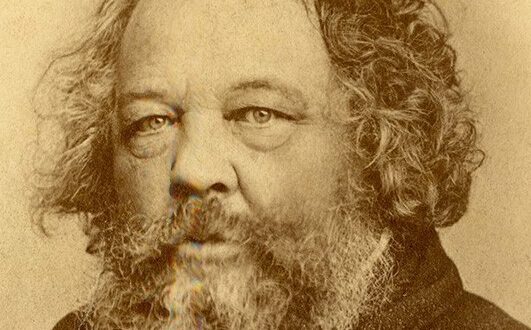 Mikhail Bakunin, anarşizmin en önemli teorisyenlerinden biri ve özgürlükçü siyasal düşüncenin köklü bir temsilcisidir. Devlete, otoriteye ve hiyerarşiye yönelik keskin eleştirileri, 19. yüzyıldan günümüze radikal siyaset üzerinde derin bir etki bırakmıştır.