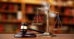 Hukuk, toplumun düzenli ve adil bir şekilde işlemesini sağlayan temel bir kurumdur. Bireylerin haklarını koruyarak toplumsal barışın sürdürülmesine katkı sağlar. Bu yönüyle hukuk, sadece kurallar bütünü değil, aynı zamanda adil bir toplumun temel dayanağıdır.