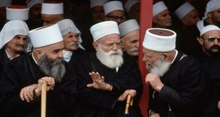 Dürzîler, tarihsel kökenleri, kapalı inanç yapıları ve güçlü toplumsal bağlarıyla Orta Doğu’nun en özgün topluluklarından biridir. İnanç sistemlerinin gizliliği ve kültürel sürekliliği, Dürzî kimliğinin yüzyıllar boyunca korunmasını sağlamıştır.