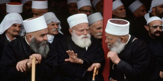 Dürzîler, tarihsel kökenleri, kapalı inanç yapıları ve güçlü toplumsal bağlarıyla Orta Doğu’nun en özgün topluluklarından biridir. İnanç sistemlerinin gizliliği ve kültürel sürekliliği, Dürzî kimliğinin yüzyıllar boyunca korunmasını sağlamıştır.