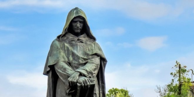 Giordano Bruno, evrenin sonsuzluğu ve düşüncenin özgürlüği fikrini savunarak çağının çok ötesine geçmiş bir filozoftur. Hayatı, düşüncenin baskı karşısında nasıl bedel ödeyebileceğini gösteren tarihsel bir örnek olduğu kadar, insan aklının sınır tanımayan arayışının da simgesidir. Bu yönüyle Giordano Bruno, felsefe ve bilim tarihinde unutulmaz bir figür olmaya devam etmektedir.