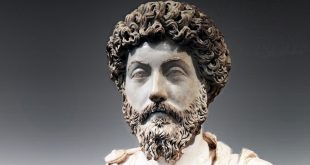 Stoacılık, insanın kendisiyle, toplumla ve evrenle ilişkisini yeniden düşünmesini sağlayan güçlü bir felsefe geleneğidir. Erdemi tek gerçek iyilik olarak kabul etmesi, aklın rehberliğinde tutkuları yönetmeyi önermesi ve yaşamın kaçınılmaz zorluklarına karşı içsel bir özgürlük arayışı sunması, onu hem antik hem modern dünyada kalıcı bir bilgelik kaynağı hâline getirmiştir.