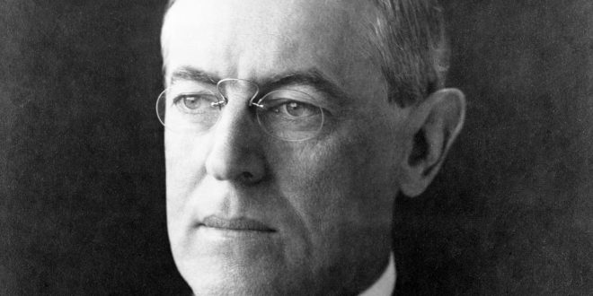 Wilson Yasası, bilimsel bir yasa değil; hayat, kariyer ve kişisel gelişim üzerine geliştirilmiş popüler bir çıkarsama. Ona — “bilgiye yatırım yap; öğrenmeye, gelişime öncelik ver; sonuçlar sana yoldaş olur” — tematik bir ahlak ya da tavsiye olarak bakmak daha doğru.