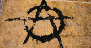 Anarşizm, hem bir siyasal teori hem de bir yaşam felsefesi olarak özgürlüğü, eşitliği ve dayanışmayı merkeze alan radikal bir yaklaşımdır. Devleti ve hiyerarşiyi reddederken, gönüllü birliktelik, özyönetim ve karşılıklı yardımlaşma temelinde yeni bir toplumsal düzen önermektedir.