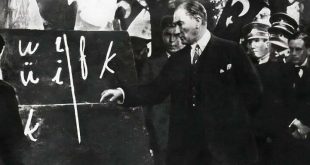 Türkçenin Latin alfabesine geçiş süreci, Türkiye’nin çağdaşlaşma yolunda attığı en önemli adımlardan biridir. Bu reform, yalnızca teknik bir alfabe değişikliği değil; eğitim, kültür ve toplumsal bilinç alanlarında köklü bir dönüşümün simgesidir. Latin alfabesi, Türkçenin yapısına uygunluğu sayesinde dilin gelişimini desteklemiş ve modern Türkiye’nin inşasında belirleyici bir rol oynamıştır.