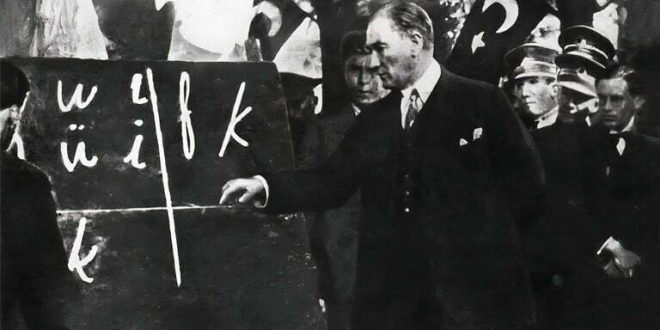 Türkçenin Latin alfabesine geçiş süreci, Türkiye’nin çağdaşlaşma yolunda attığı en önemli adımlardan biridir. Bu reform, yalnızca teknik bir alfabe değişikliği değil; eğitim, kültür ve toplumsal bilinç alanlarında köklü bir dönüşümün simgesidir. Latin alfabesi, Türkçenin yapısına uygunluğu sayesinde dilin gelişimini desteklemiş ve modern Türkiye’nin inşasında belirleyici bir rol oynamıştır.