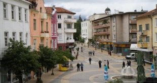 Nevrekop, bugünkü adıyla Gotse Delchev, Balkan tarihinin çok katmanlı yapısını yansıtan bir şehirdir. Osmanlı mirası, göçler, kültürel etkileşimler ve kimlik değişimleri bu küçük şehirde büyük bir tarihsel derinlik oluşturur. Bu yönüyle Nevrekop, yalnızca bir coğrafi yer değil, aynı zamanda Balkan hafızasının önemli duraklarından biridir.