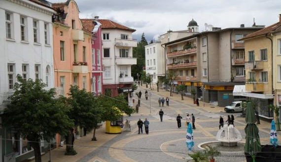 Nevrekop, bugünkü adıyla Gotse Delchev, Balkan tarihinin çok katmanlı yapısını yansıtan bir şehirdir. Osmanlı mirası, göçler, kültürel etkileşimler ve kimlik değişimleri bu küçük şehirde büyük bir tarihsel derinlik oluşturur. Bu yönüyle Nevrekop, yalnızca bir coğrafi yer değil, aynı zamanda Balkan hafızasının önemli duraklarından biridir.