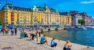 Bugün Stockholm, 13 ada ve 50’den fazla köprü ile birbirine bağlanmış bir şehir olarak hem tarihi hem de modern mimariyi bir arada sunar.