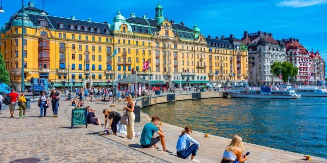 Bugün Stockholm, 13 ada ve 50’den fazla köprü ile birbirine bağlanmış bir şehir olarak hem tarihi hem de modern mimariyi bir arada sunar.