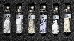 Nadir toprak elementleri, modern dünyanın teknolojik altyapısının temel taşlarından biridir. Elektronikten savunma sanayine, yenilenebilir enerjiden tıbba kadar geniş bir kullanım alanına sahip olan bu elementler, stratejik ve ekonomik açıdan büyük önem taşır. Doğru yönetildiğinde ve sürdürülebilir yöntemlerle kullanıldığında, nadir toprak elementleri teknolojik ilerlemenin devamı için vazgeçilmez bir kaynak olmaya devam edecektir.