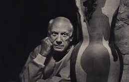Pablo Picasso, sanatı sürekli dönüştüren, sınırları zorlayan ve çağının çok ötesinde düşünen bir dehadır. Kübizm ile görme biçimimizi değiştirmiş, eserleriyle yalnızca estetik değil, düşünsel bir devrim de yaratmıştır. Bu nedenle Picasso, modern sanatın en güçlü ve etkili isimlerinden biri olarak anılmaktadır.